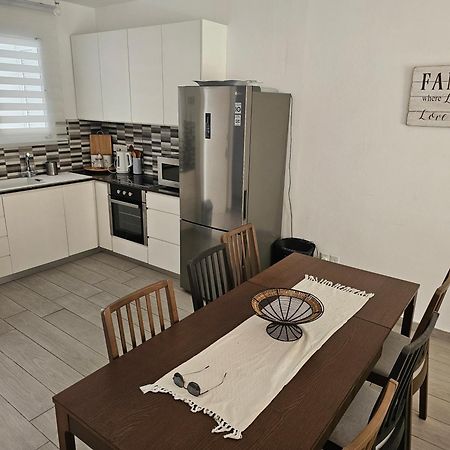 Zom Holiday Apartment Пафос Екстериор снимка